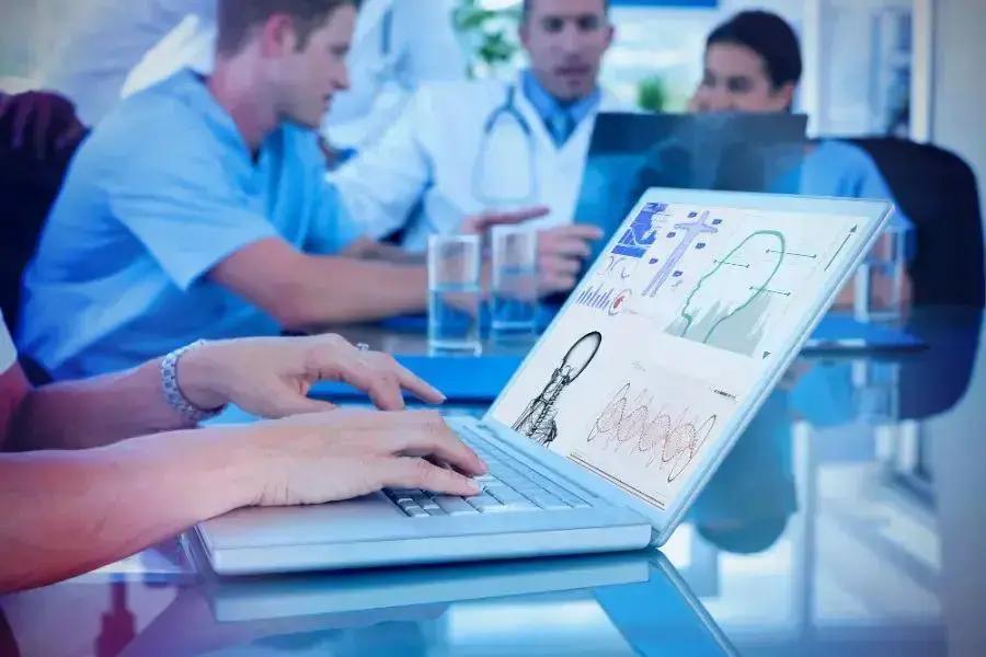 Como o paciente pode se preparar para a espera no consultório médico